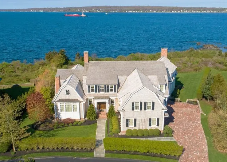 Alyce Wright of Lila Delman Compass sells 12,000+ square-foot waterfront home in Portsmouth for $6,100,000